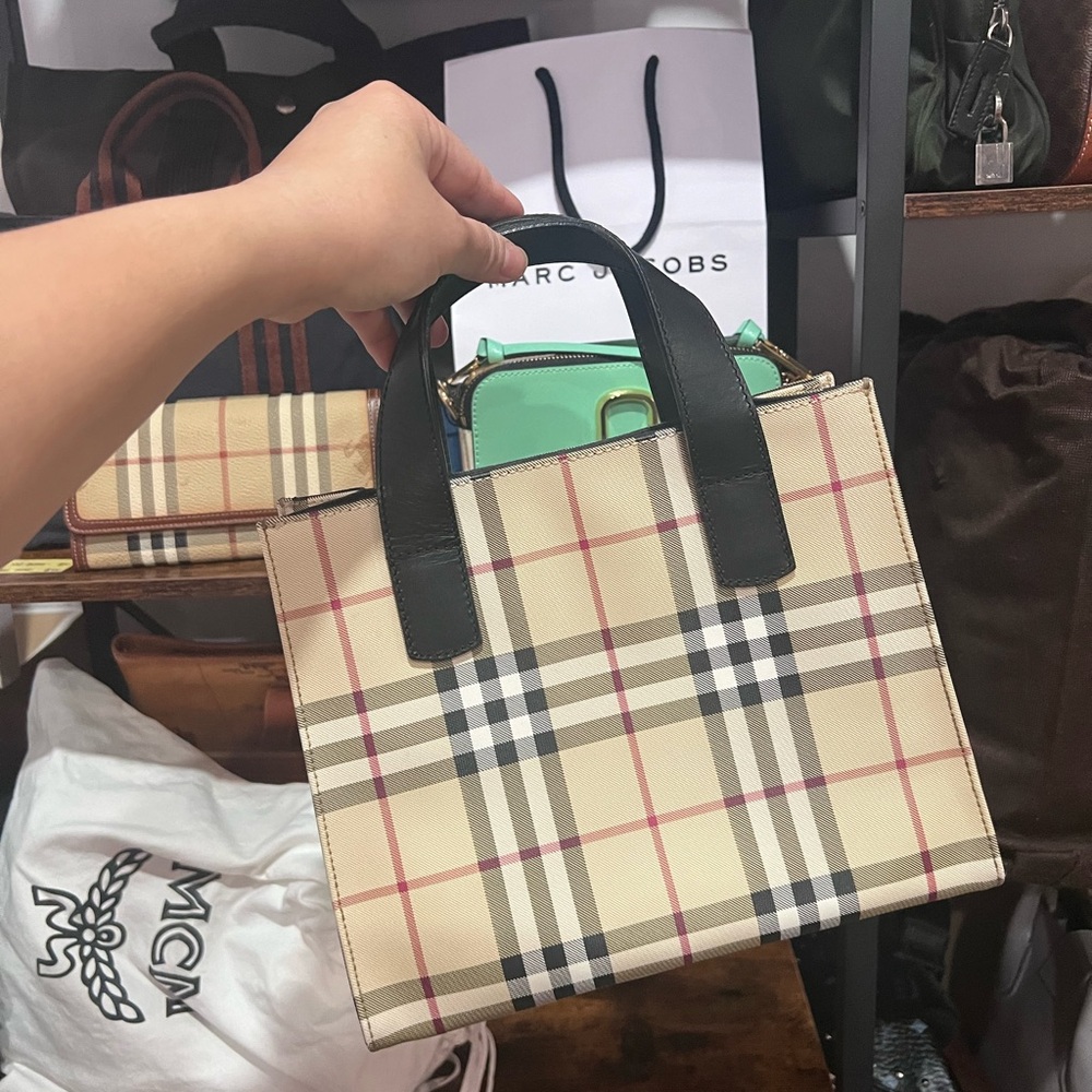 Bundle burberry hand bag and wallet (3 folds)